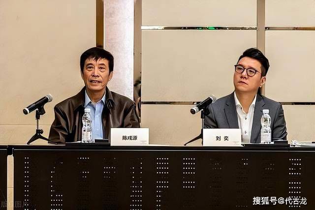 小小的柯基突然变身为大只的萌犬，神态却依然那么呆萌乖巧，两者的反差预示着这场冒险之旅将充满了绮丽异想和奇趣童真